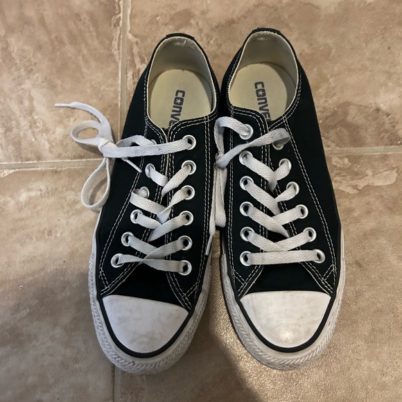 Black and white converse - Picture 1 of 3